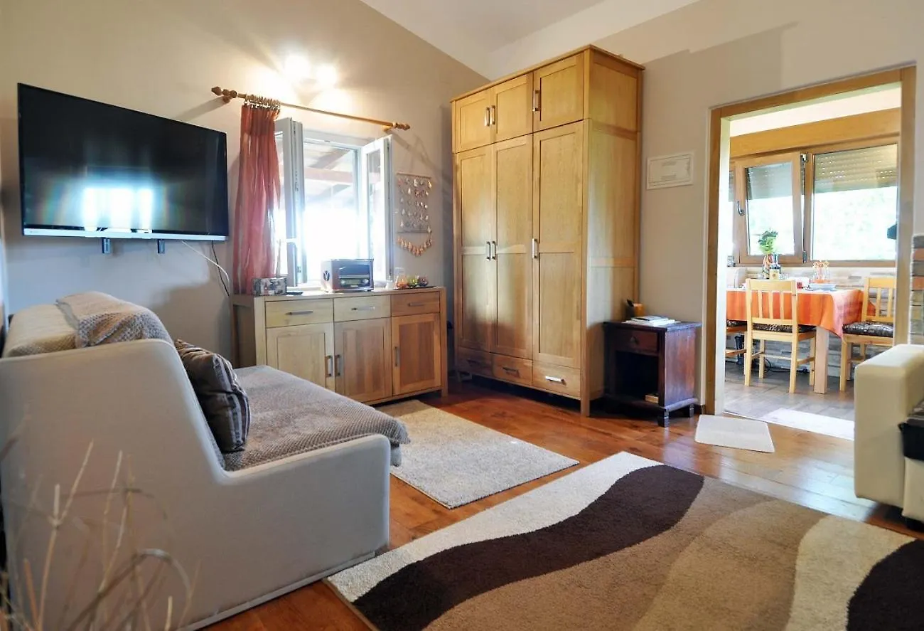 Herrliches Ferienhaus Mit Klima, Wlan, Terrasse Und Grillbereich Pola 0*,  Croazia