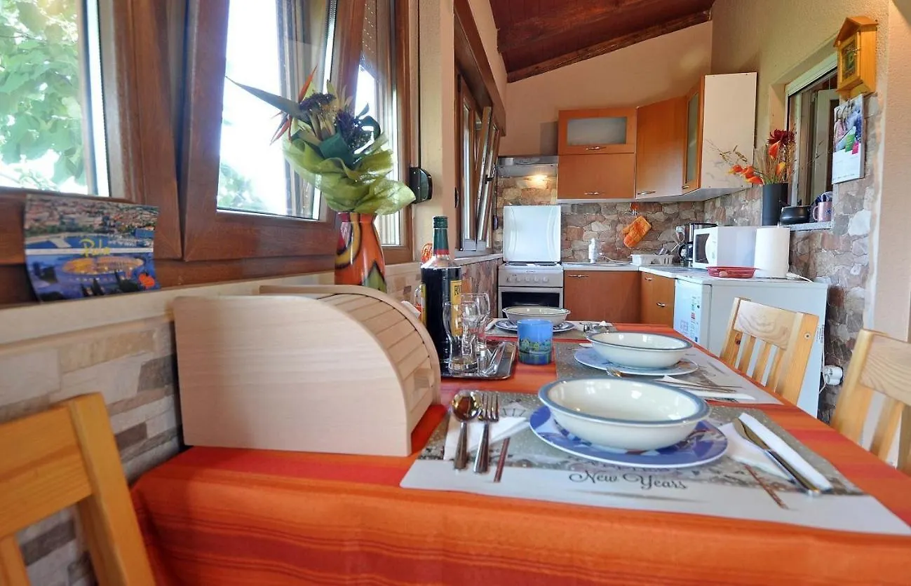 Holiday home Herrliches Ferienhaus Mit Klima, Wlan, Terrasse Und Grillbereich Pula